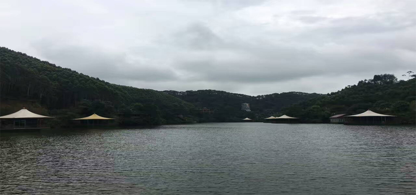 工業(yè)節(jié)能風扇核心團隊于景區(qū)乘船、觀賞山水