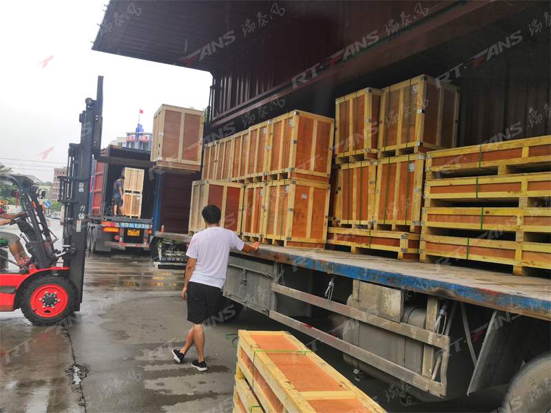 瑞泰風(fēng)工業(yè)大型吊扇出貨案例圖 瑞泰風(fēng)工業(yè)大型吊扇出貨案例圖